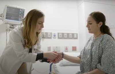 Кодирование Аквилонг в Сафоново Врач держит пациентку за руку