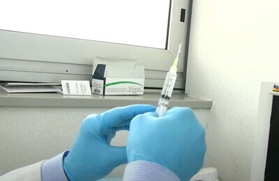 Проведение кодирования Вивитролом в Сафоново Шприц с Вивитролом в руках у врача